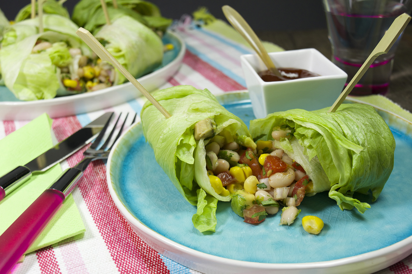 Vegetarische wraps van sla, bonen en avocado