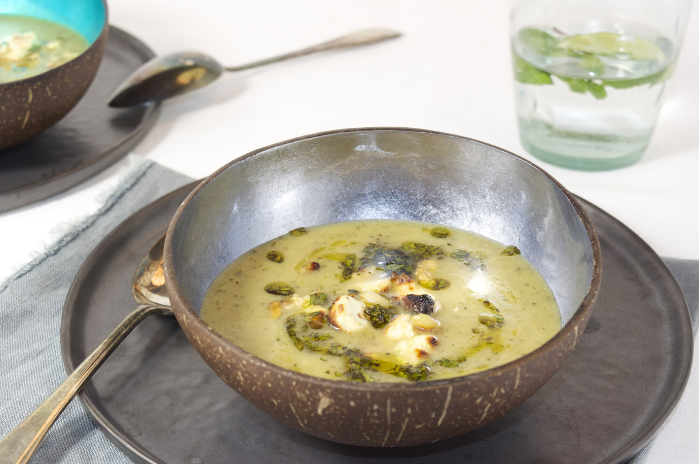 Courgettesoep met geroosterde feta en peterseliedressing
