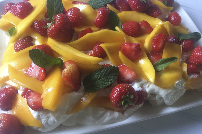 Pavlova met hangop, aardbeien en mango