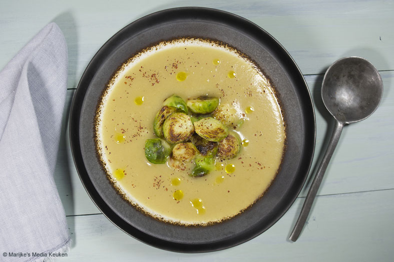 aardappelsoep met gember en gebakken spruiten