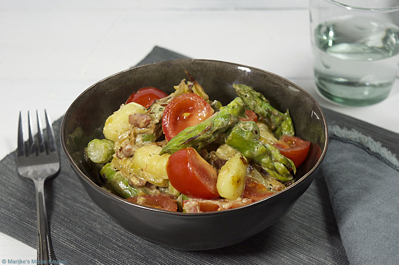 Gnocchibowl met groene asperges en tomaat