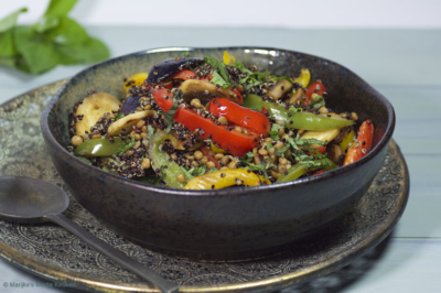 Zwarte quinoa met linzen en paprika
