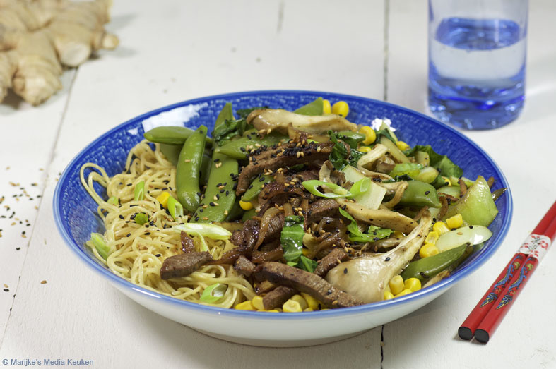 Chinese roerbak met Shanghai paksoi en sugarsnaps