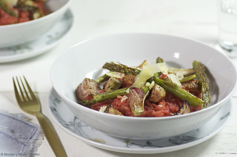Bietenrisotto met geroosterde chioggia biet en asperges