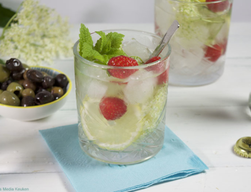 Gin-tonic met vlierbloesem, aardbei en citroen