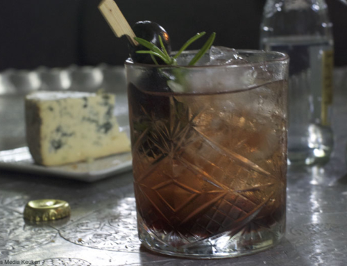 Gin-tonictime! Gin-tonic met kers&shy;en en rozemarijn