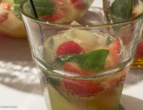 Meloenbowl met aard&shy;beien en basilicum