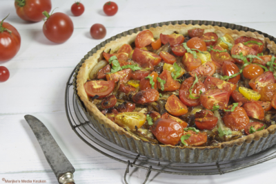 Hartige tomatentaart met ui en gorgonzola