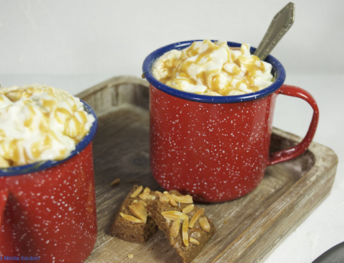 Chocoladekoffie met slagroom en karamel