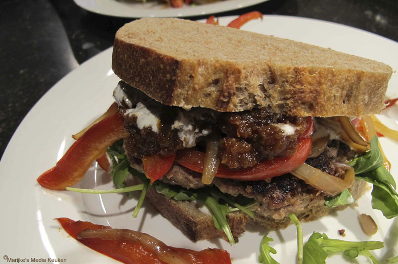 Lamsburger met gebakken uien en paprika maken