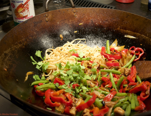 Gewokte sperziebonen met puntpaprika en kip