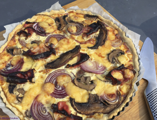 Champignonquiche met katenspek en rode ui