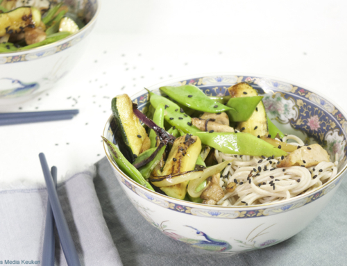 Roerbak van snijbonen, courgette en kip