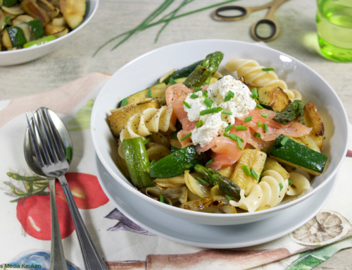 Pasta met groene groenten, zalm en ricotta