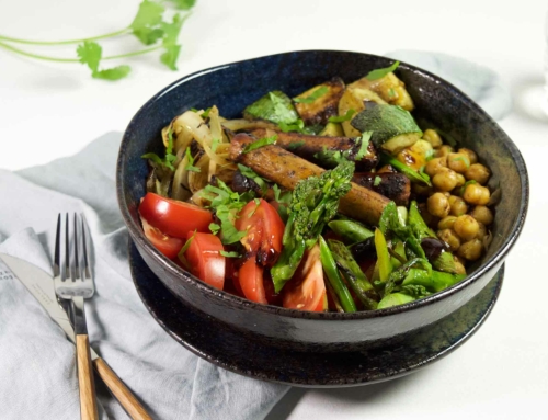 Gebakken groentesalade met vegetarische worstjes