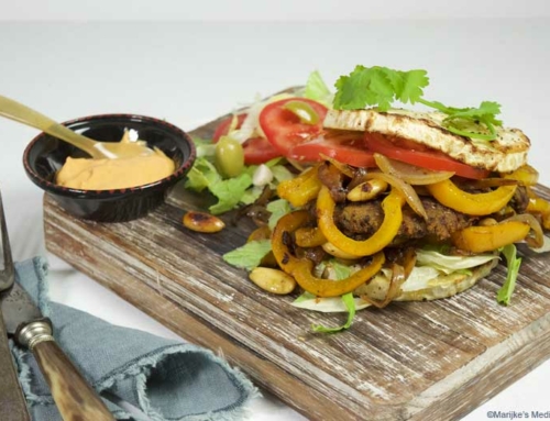 Vegetarische knolselderijburger met harissayoghurt